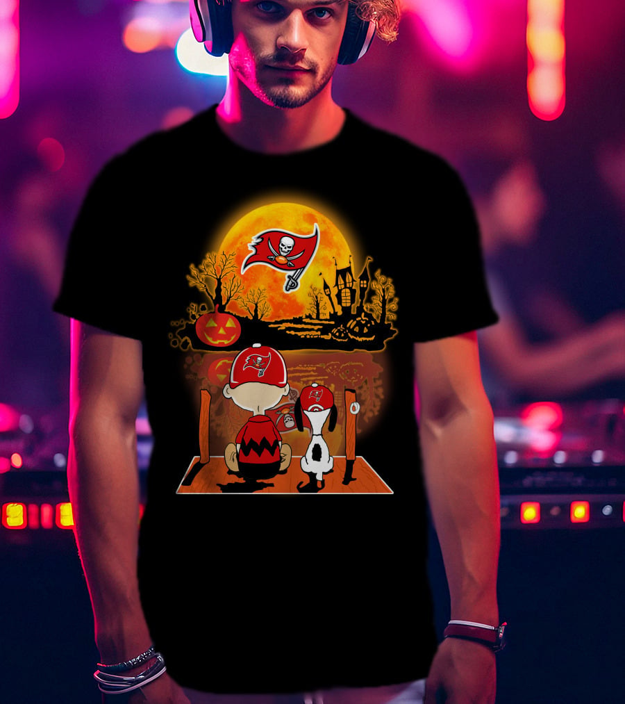 Tampa Bay Buccaneers Snoopy And Charlie Brown Halloween Pumpkin Full Moon Scene T-Shirt