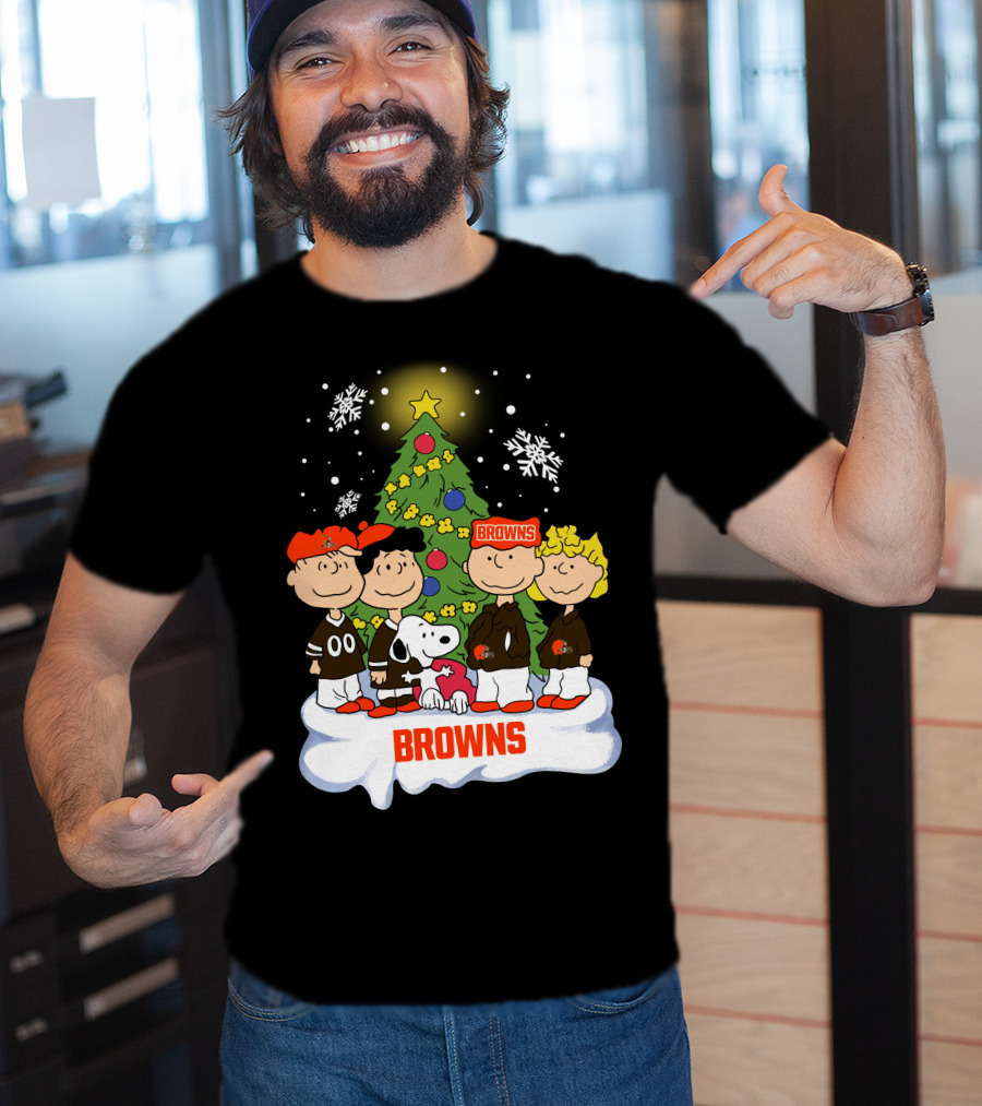 Snoopy Christmas Cleveland Browns Peanuts Characters Holiday Scene T-Shirt