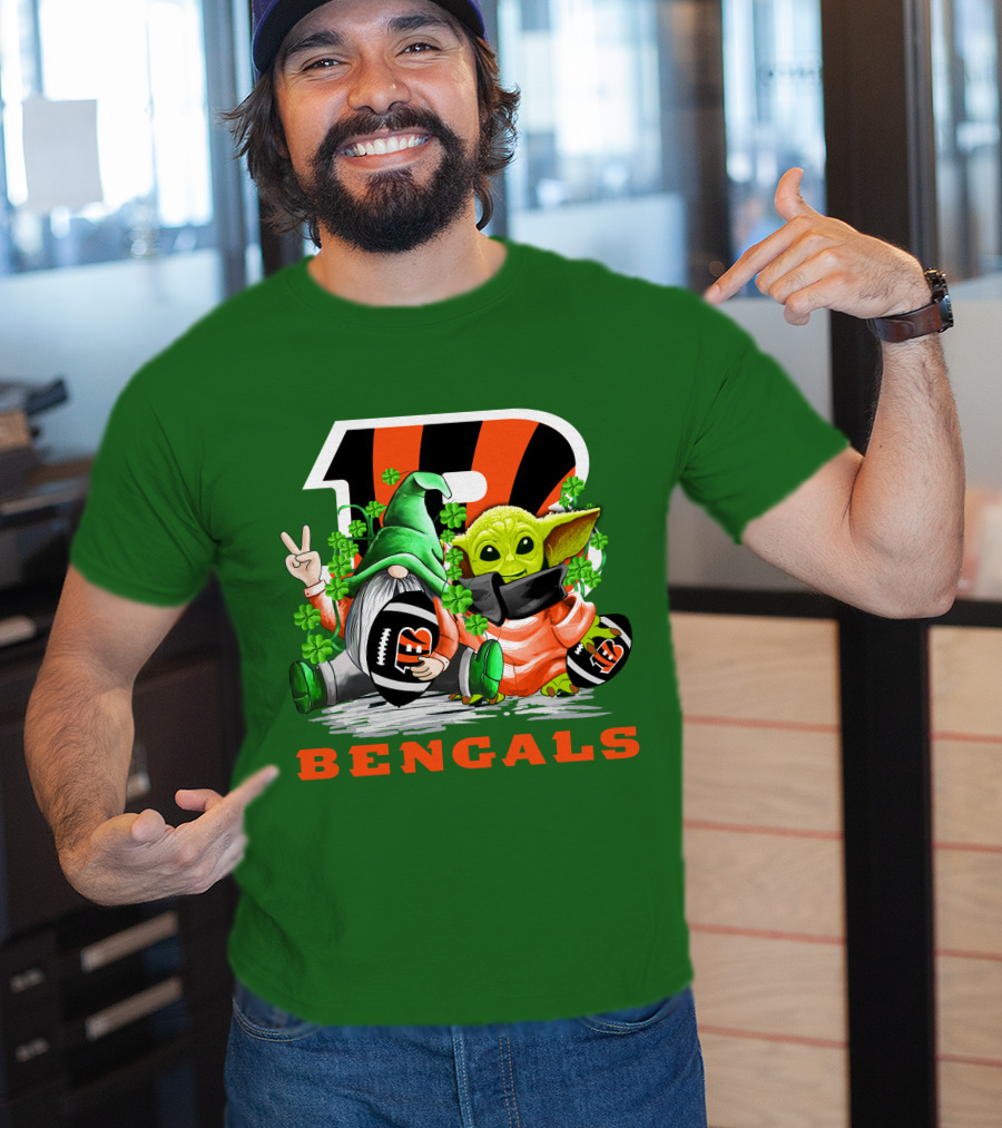 Cincinnati Bengals St. Patrick's Day Gnome And Baby Yoda Football T-Shirt