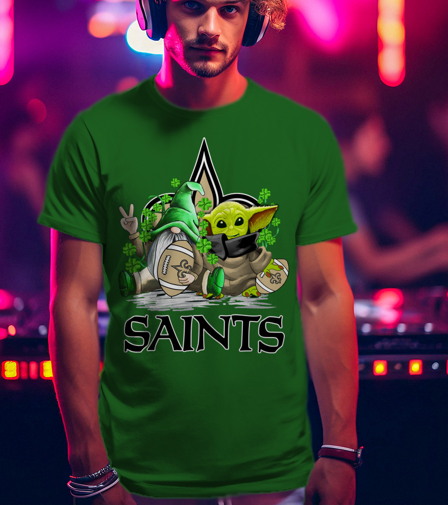 New Orleans Saints Football St. Patrick’s Day Gnome And Baby Alien With Shamrocks T-Shirt
