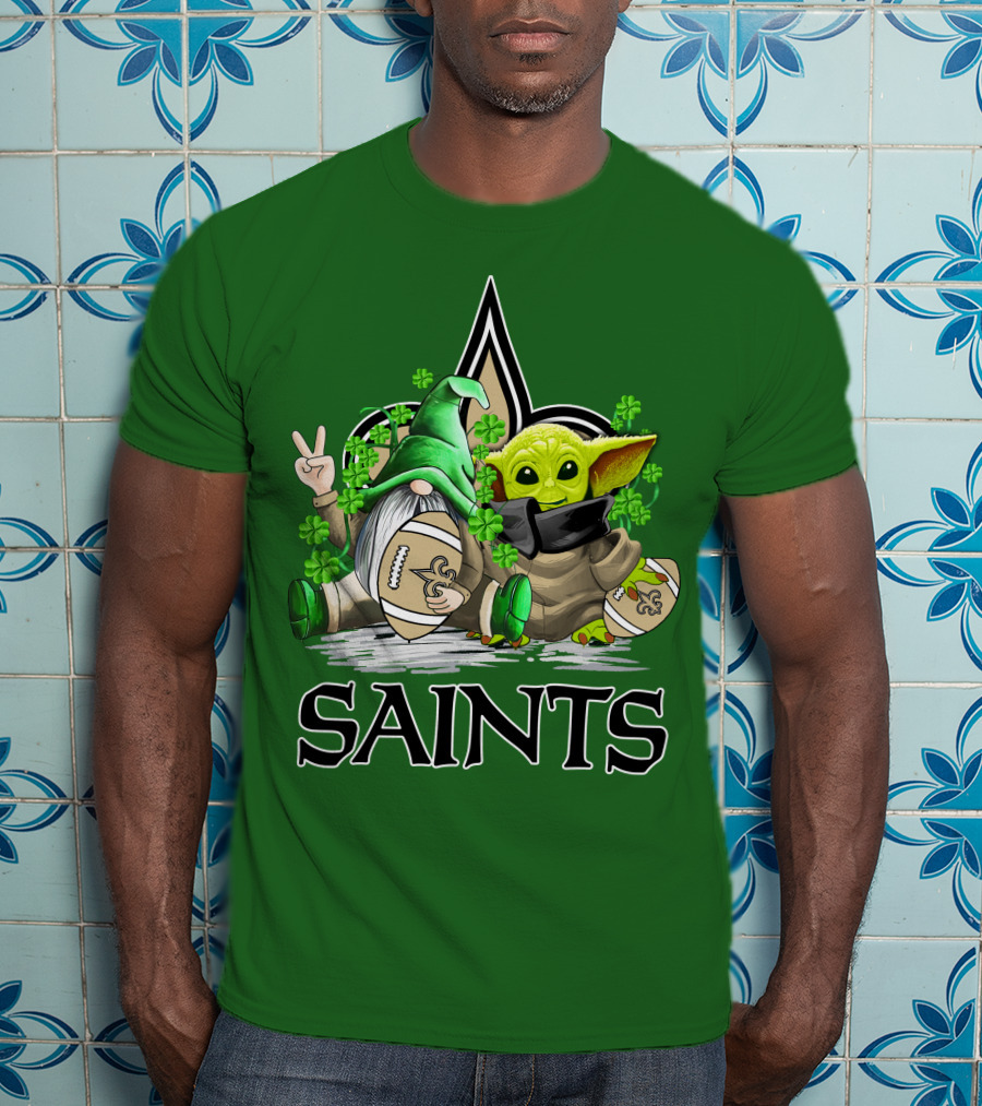 New Orleans Saints Football St. Patrick’s Day Gnome And Baby Alien With Shamrocks T-Shirt