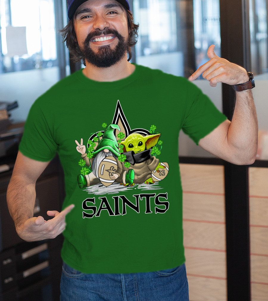 New Orleans Saints Football St. Patrick’s Day Gnome And Baby Alien With Shamrocks T-Shirt