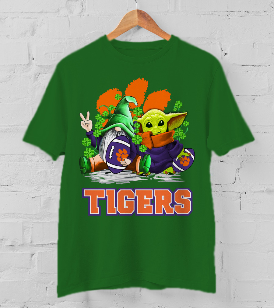 Clemson Tigers St. Patrick’s Day Football Gnome And Baby Yoda T-Shirt