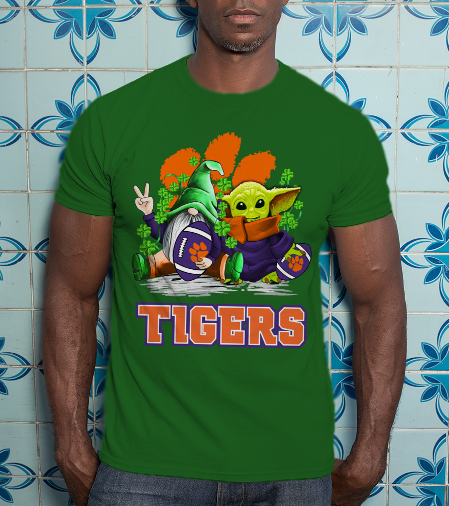 Clemson Tigers St. Patrick’s Day Football Gnome And Baby Yoda T-Shirt