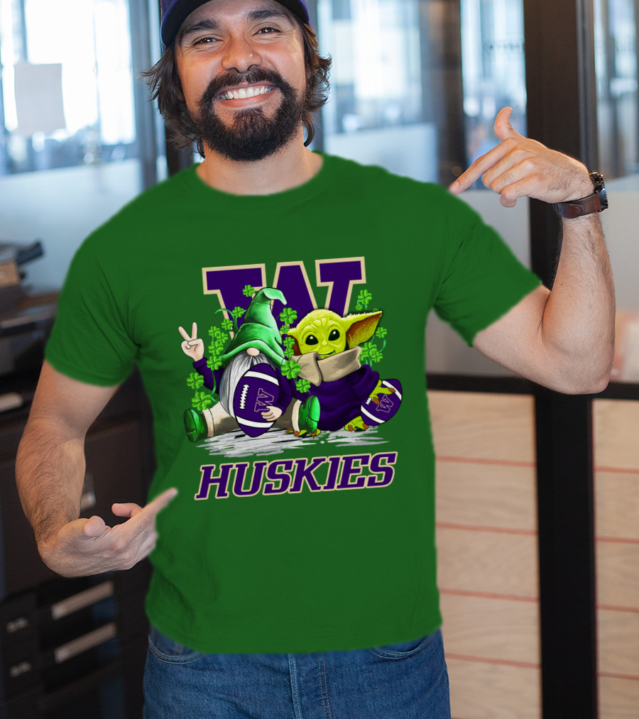 Washington Huskies Football St. Patrick’s Day Gnome And Baby Yoda With Shamrocks T-Shirt