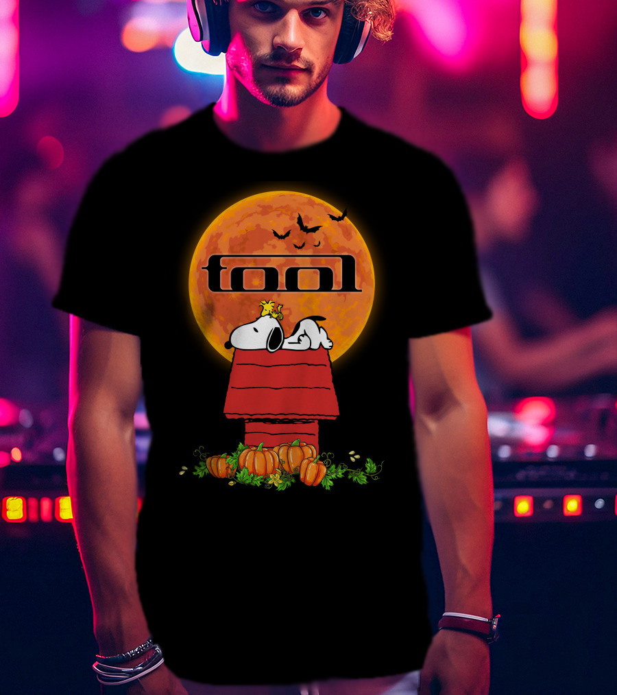 Tool 012a Halloween Snoopy Pumpkin Moon Scene T-Shirt