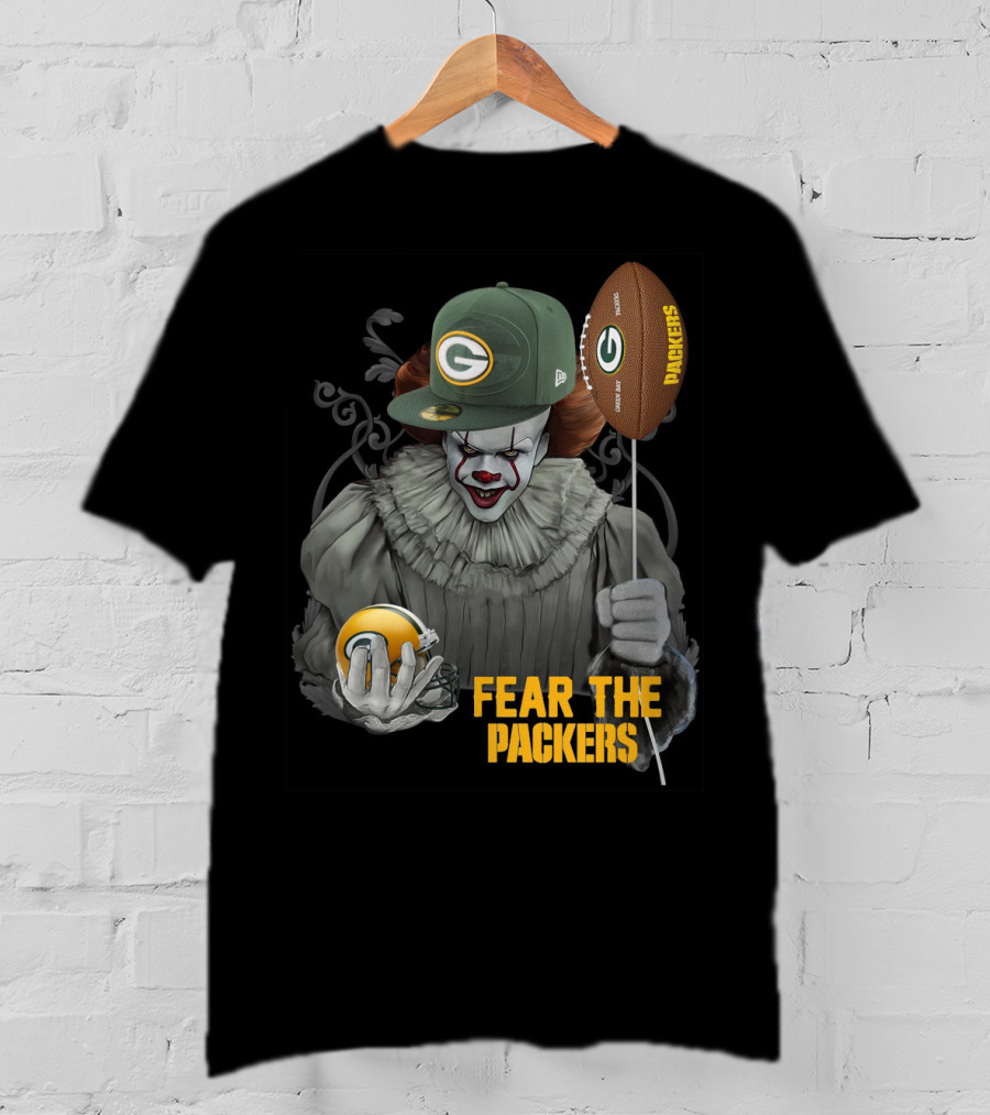 Pennywise Holding Green Bay Packers Balloon And Helmet Fear The Packers T-Shirt