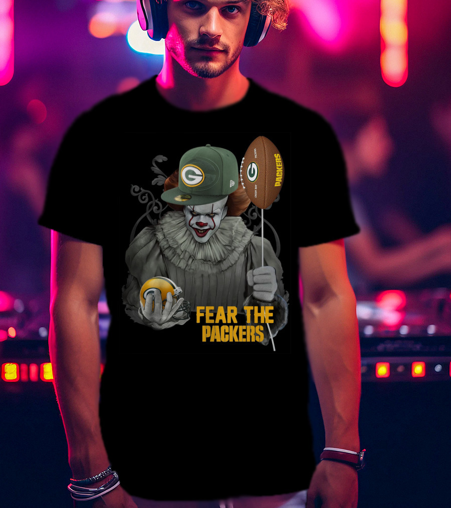 Pennywise Holding Green Bay Packers Balloon And Helmet Fear The Packers T-Shirt