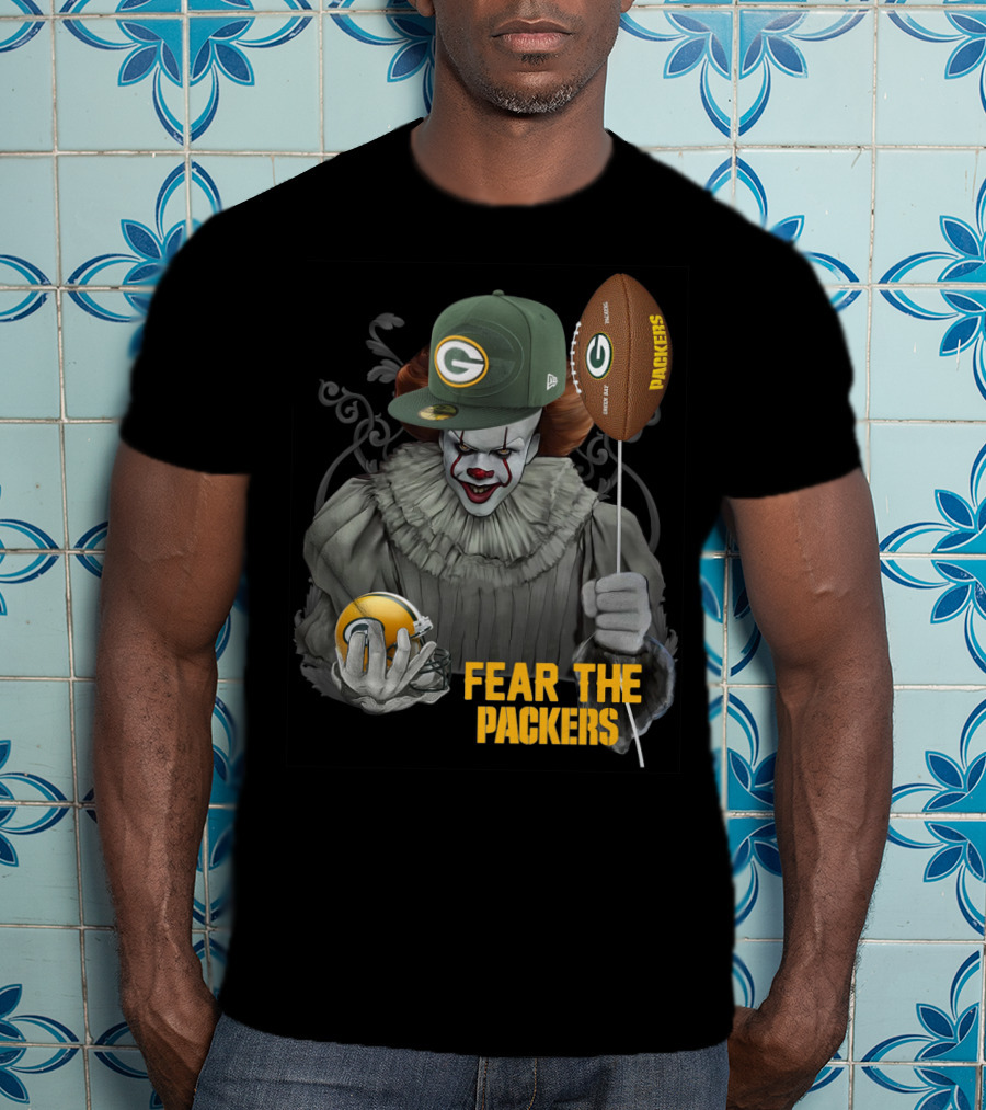 Pennywise Holding Green Bay Packers Balloon And Helmet Fear The Packers T-Shirt