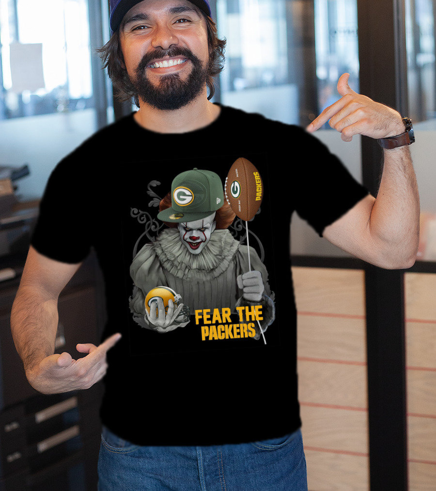 Pennywise Holding Green Bay Packers Balloon And Helmet Fear The Packers T-Shirt