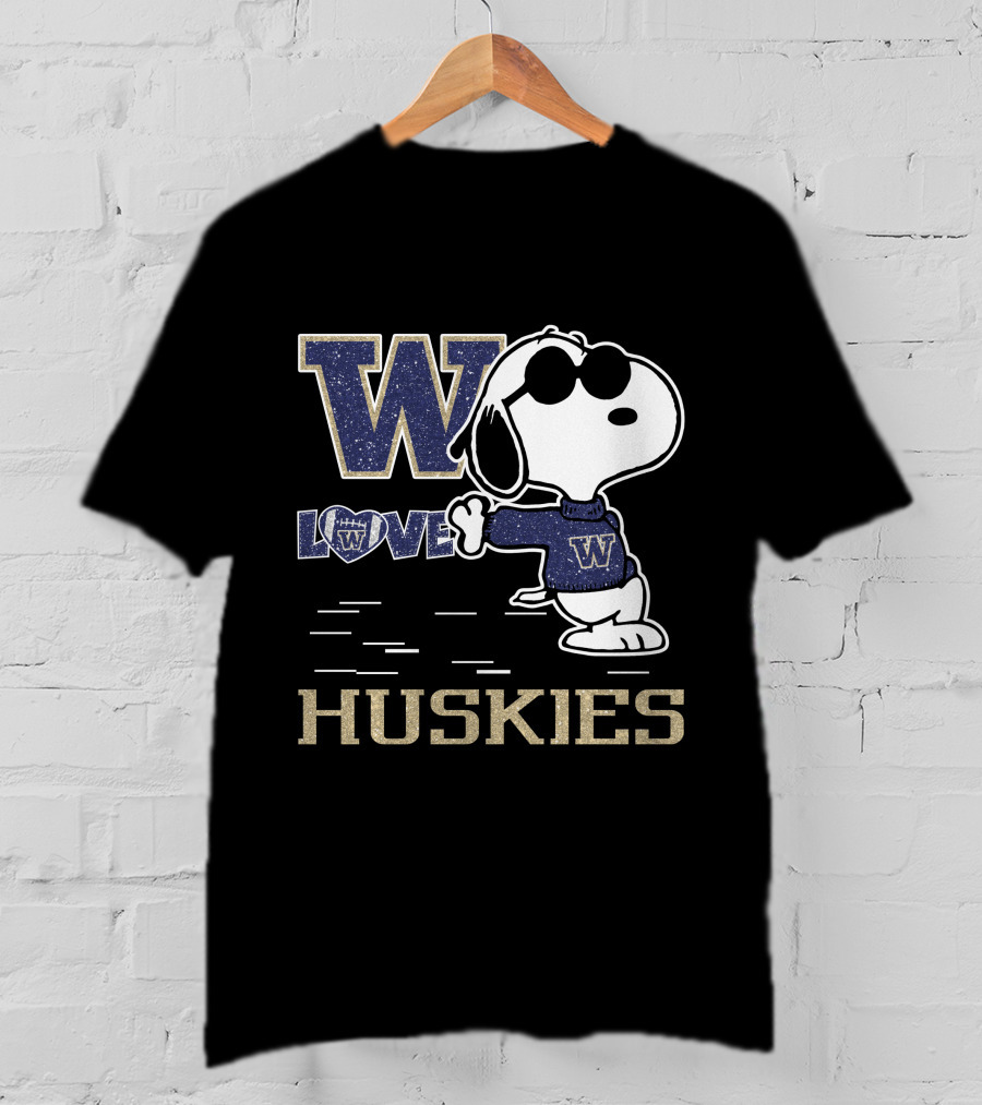 Snoopy Loves Washington Huskies Football With W T-Shirt