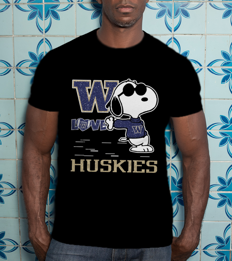 Snoopy Loves Washington Huskies Football With W T-Shirt