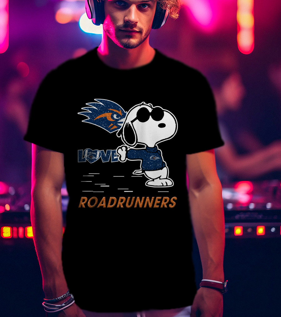 Snoopy Love UTSA Roadrunners Football Fanatic T-Shirt