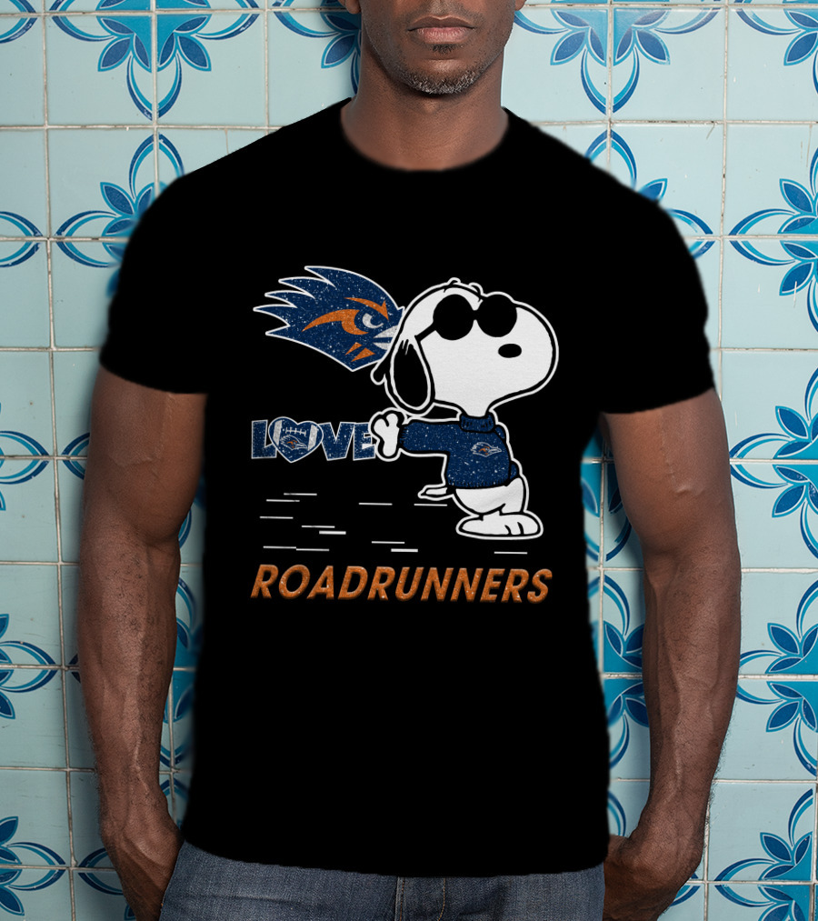 Snoopy Love UTSA Roadrunners Football Fanatic T-Shirt