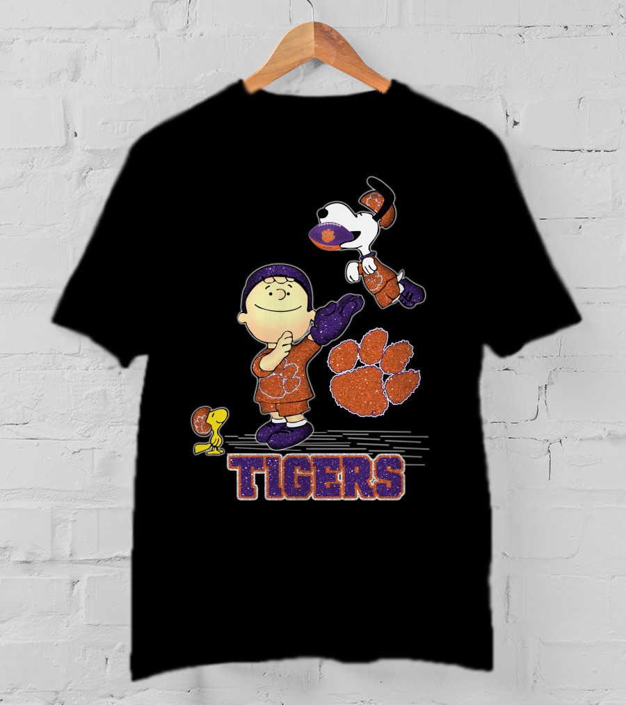 Snoopy Clemson Tigers Peanuts Football T-Shirt