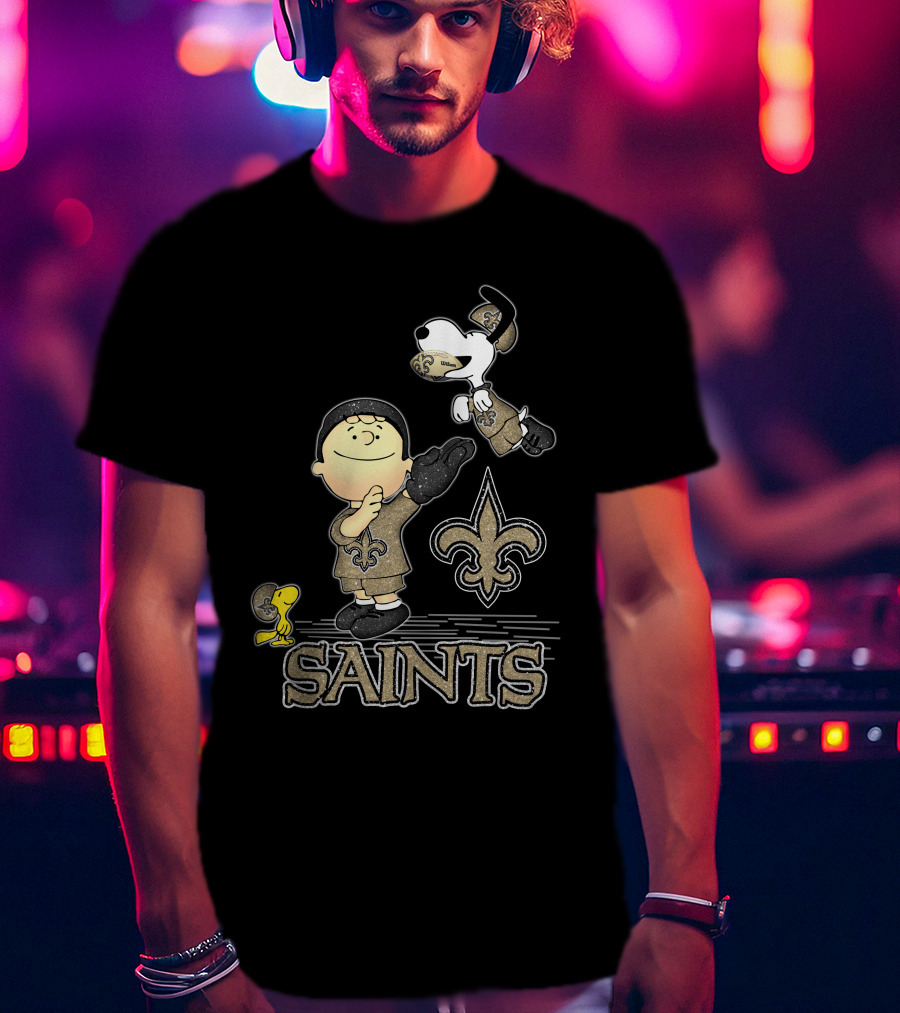 Snoopy Woodstock And Charlie Brown Love New Orleans Saints Fleur De Lis T-Shirt