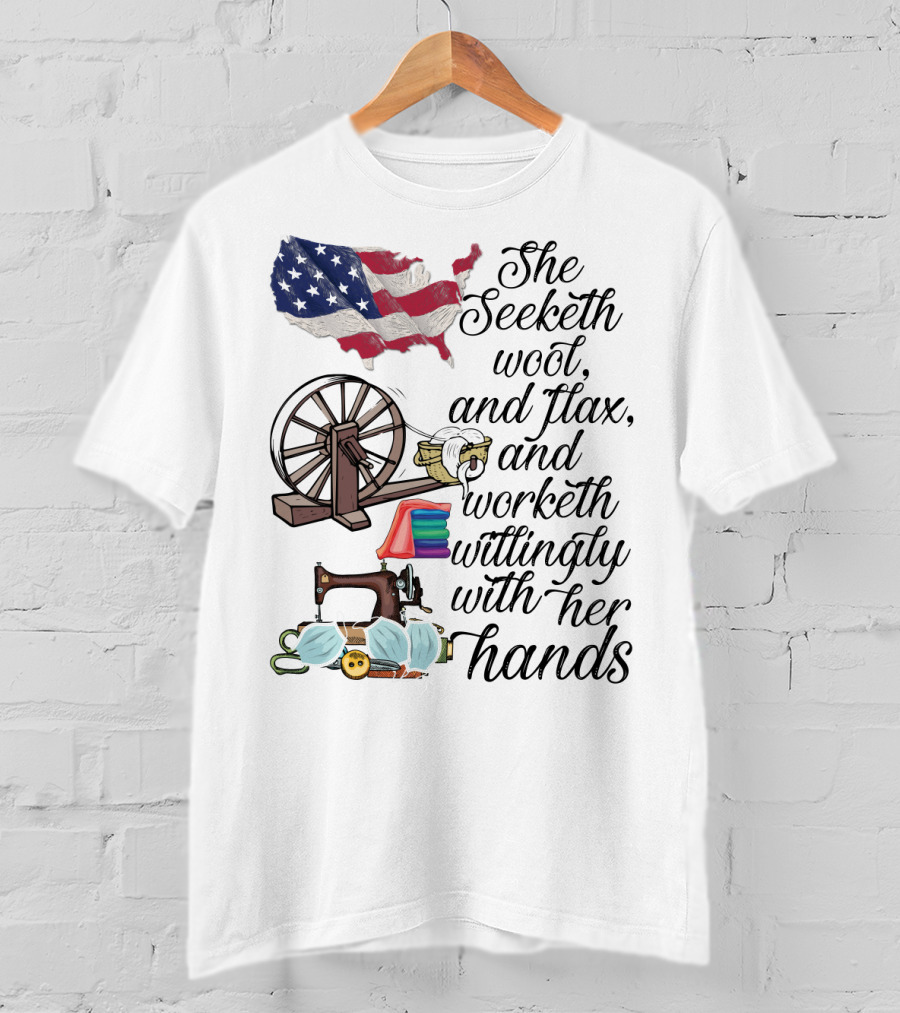 She Seeketh Wool Flax Worketh Willingly With Her Hands American Flag Spinning Wheel Sewing Machine Masks T-Shirt