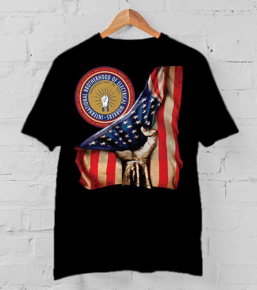INTERNATIONAL BROTHERHOOD OF ELECTRICAL WORKERS ORGANIZED NOV 28 1891 AMERICAN FLAG HAND FIST STRIPED IBEW NXTM139 T-Shirt
