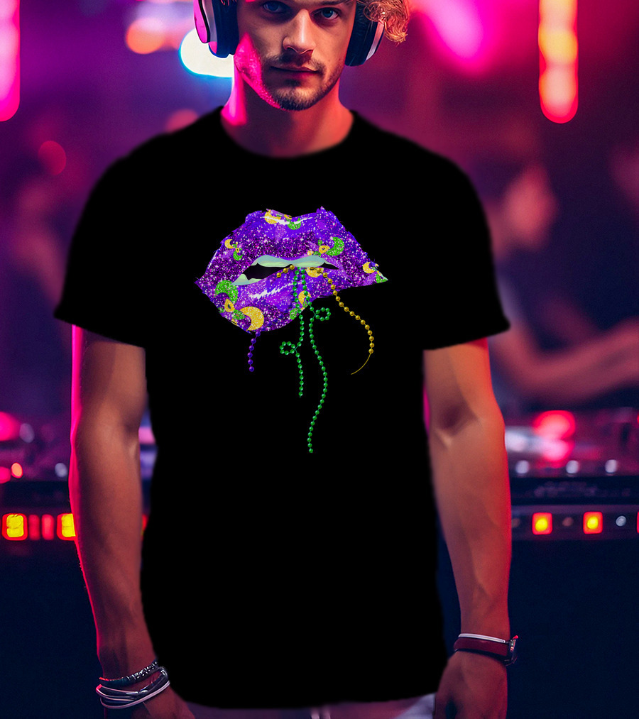 Mardi Gras Sparkling Lips With Beads Queen Carnival Purple Gold T-Shirt