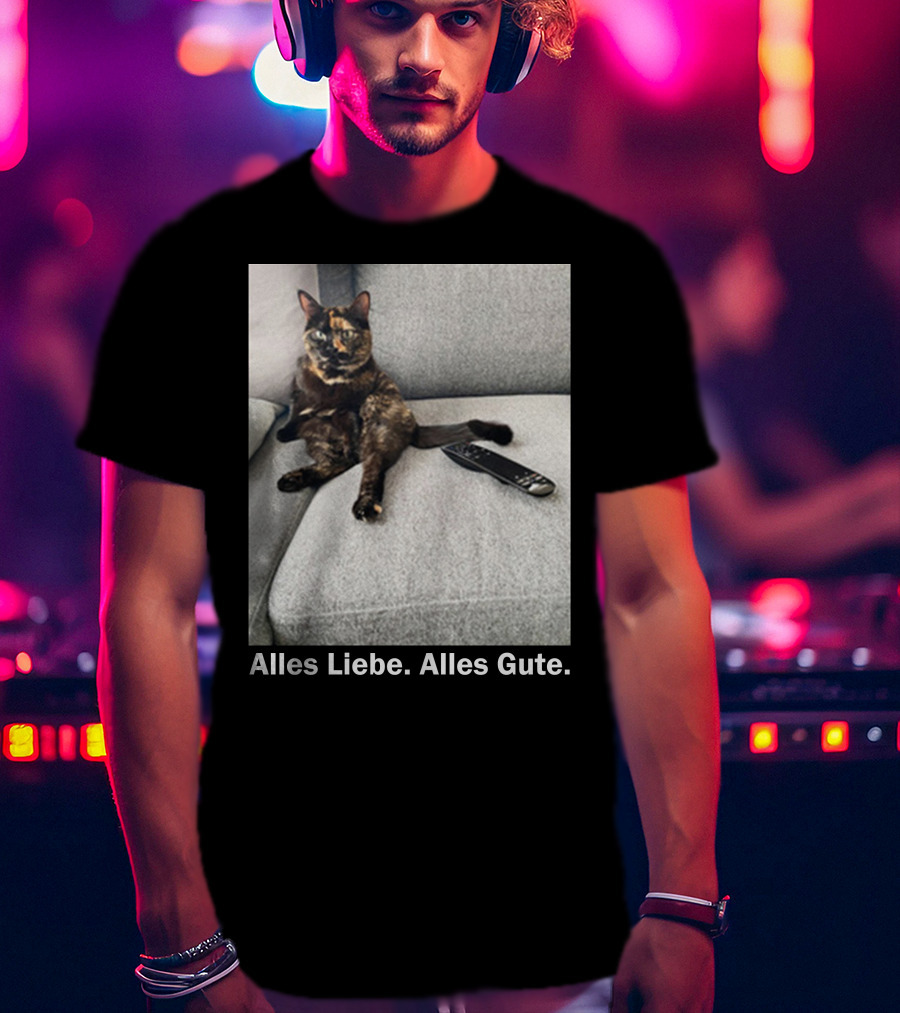 Alles Liebe Alles Gute Bay Berlin Merch Cat On Couch T-Shirt
