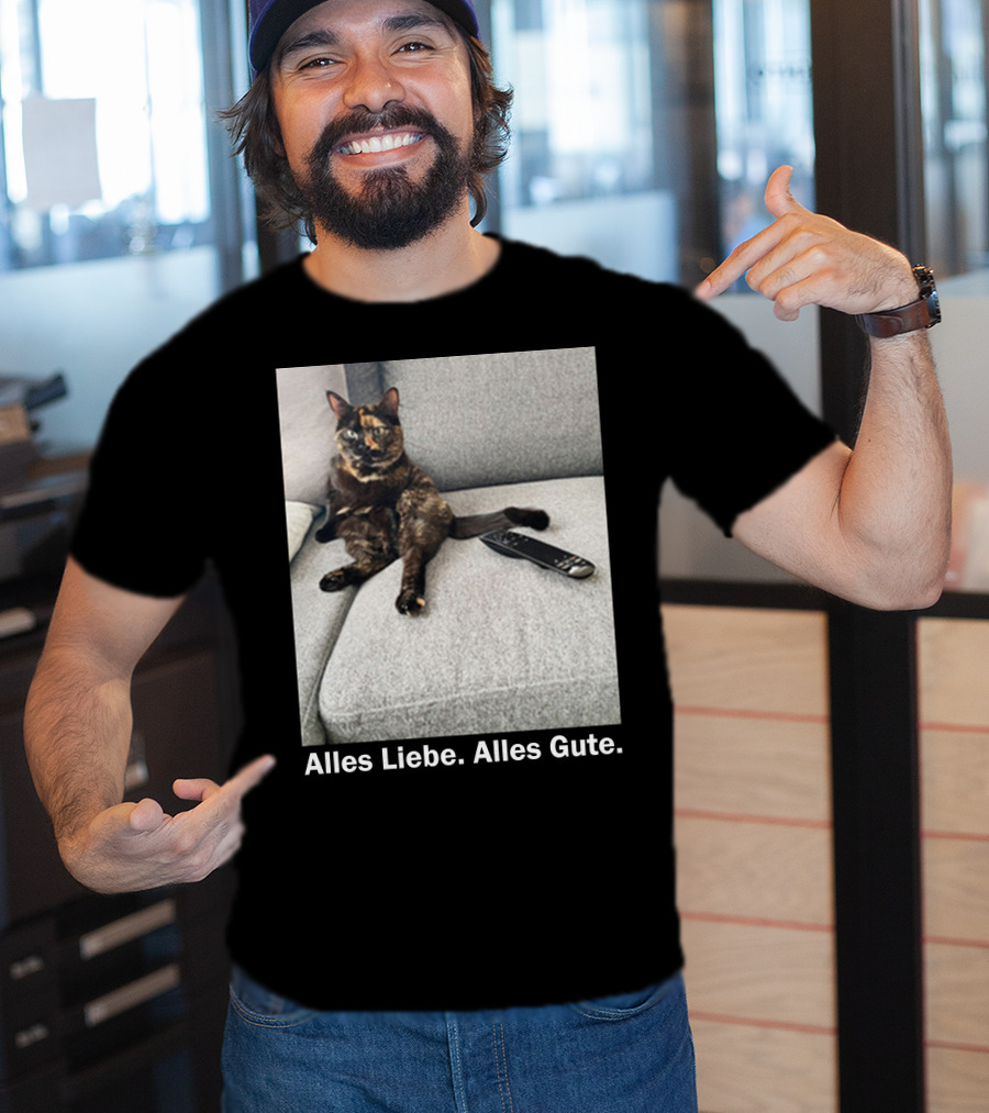 Alles Liebe Alles Gute Bay Berlin Merch Cat On Couch T-Shirt