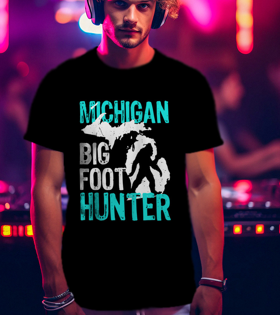 Michigan Bigfoot Hunter Bigfoot Silhouette On Michigan Map T-Shirt