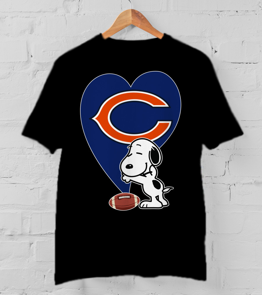 Chicago Bears Snoopy Hug Heart Football T-Shirt