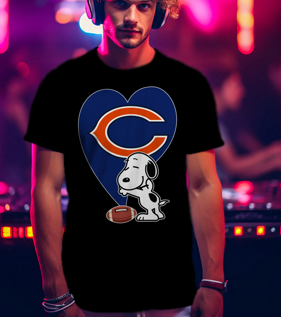 Chicago Bears Snoopy Hug Heart Football T-Shirt