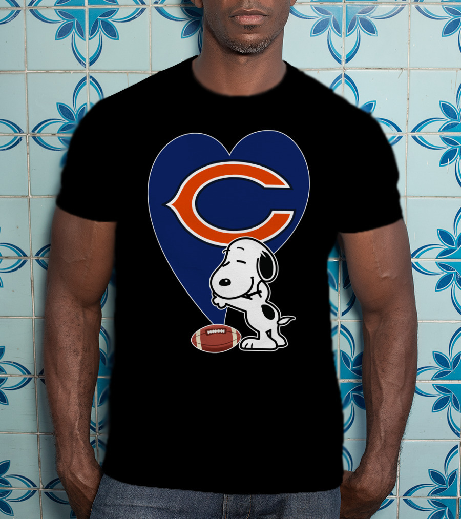 Chicago Bears Snoopy Hug Heart Football T-Shirt