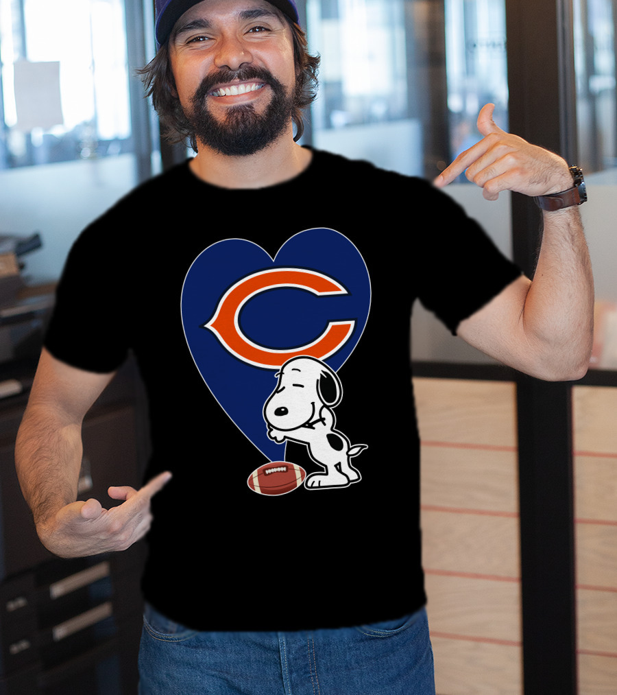 Chicago Bears Snoopy Hug Heart Football T-Shirt
