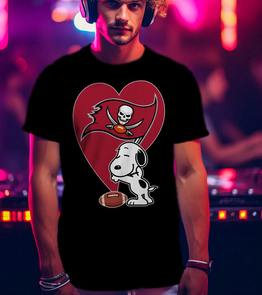 Tampa Bay Buccaneers Snoopy Heart Hug Football T-Shirt