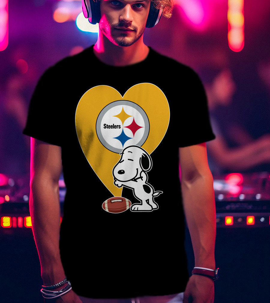 Pittsburgh Steelers Snoopy Hug Heart Football T-Shirt