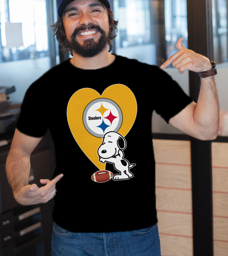 Pittsburgh Steelers Snoopy Hug Heart Football T-Shirt