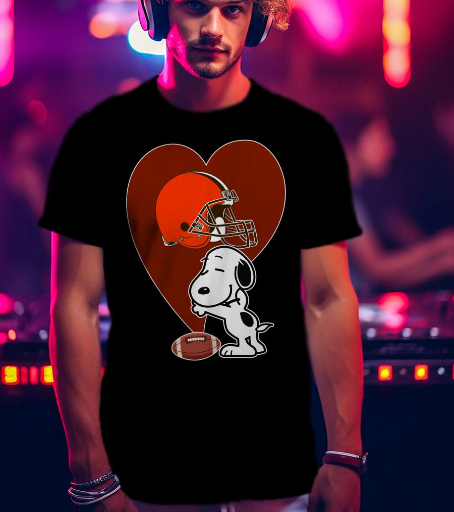 Cleveland Browns Snoopy Heart Football Helmet Hug T-Shirt