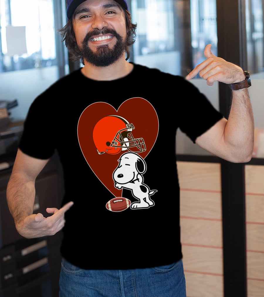 Cleveland Browns Snoopy Heart Football Helmet Hug T-Shirt