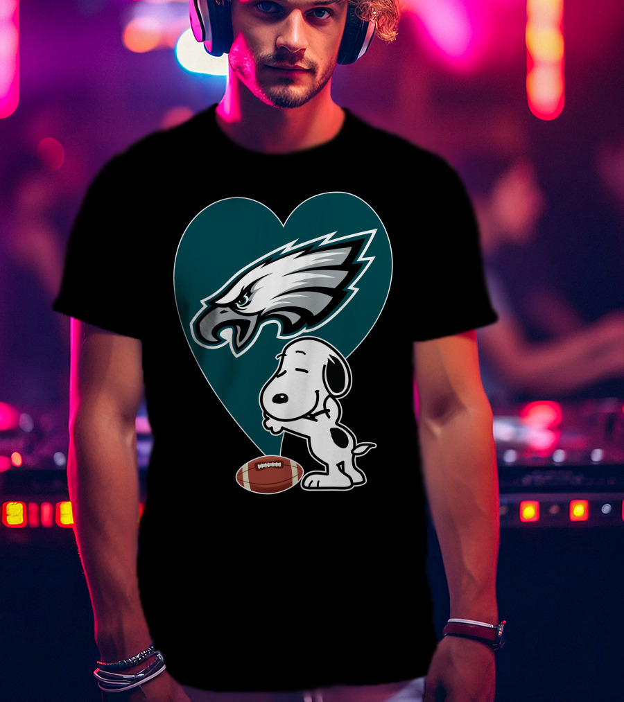 Philadelphia Eagles Snoopy Football Heart Hug T-Shirt