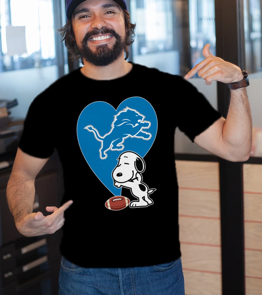 Detroit Lions Snoopy Heart Balloon Football Hug T-Shirt