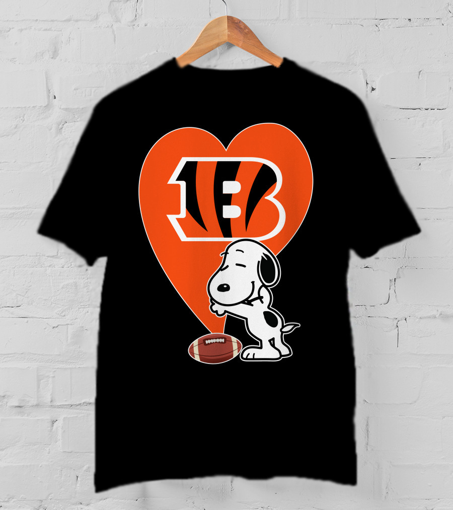 Cincinnati Bengals Snoopy Heart Football Hug T-Shirt