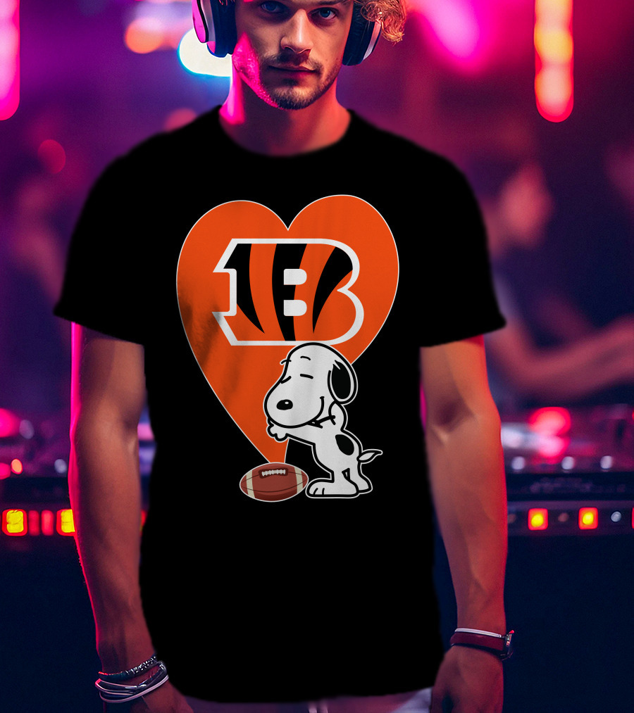 Cincinnati Bengals Snoopy Heart Football Hug T-Shirt