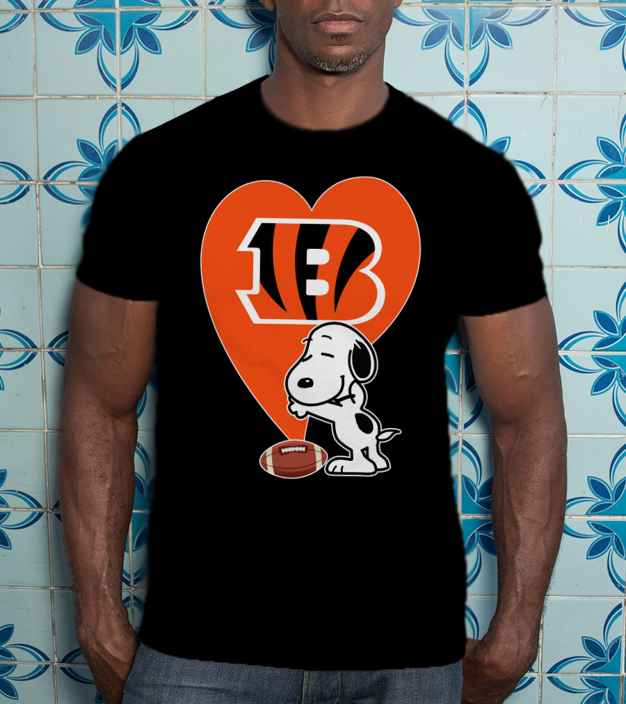 Cincinnati Bengals Snoopy Heart Football Hug T-Shirt