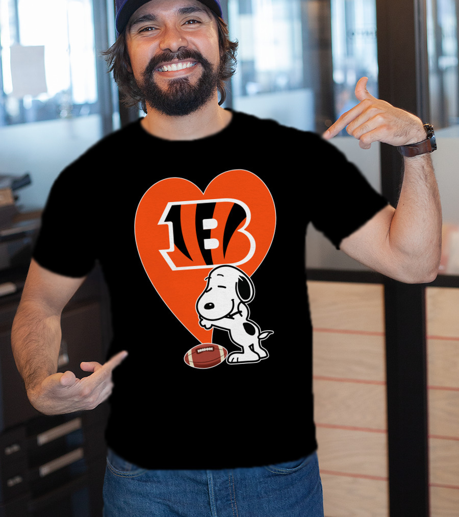 Cincinnati Bengals Snoopy Heart Football Hug T-Shirt