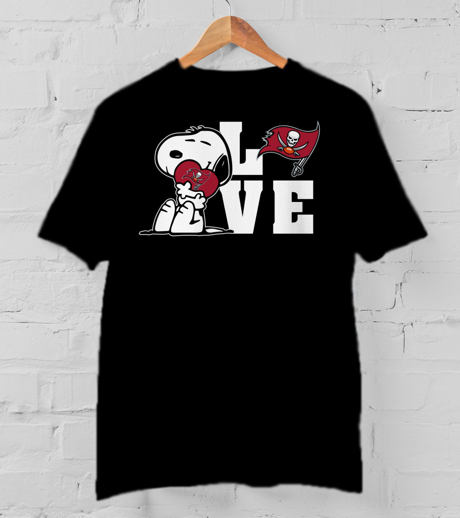 Snoopy Hugging Tampa Bay Buccaneers Heart With Love And Flag T-Shirt