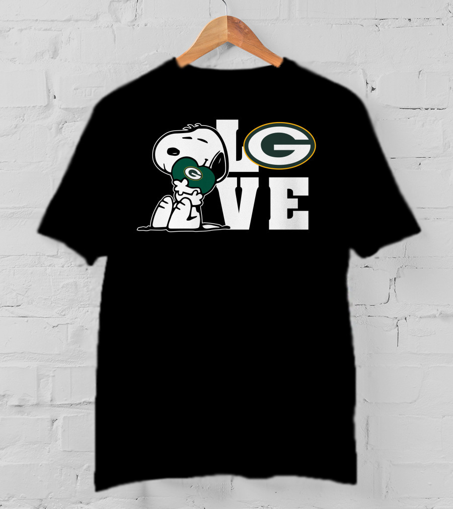 Snoopy Holding Green Bay Packers Football Love T-Shirt