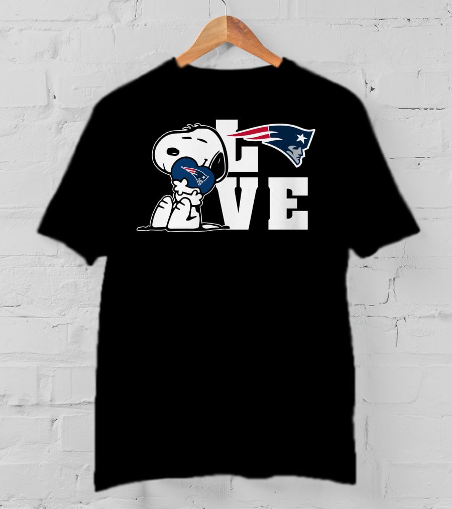 Snoopy Hugging New England Patriots Logo Love T-Shirt