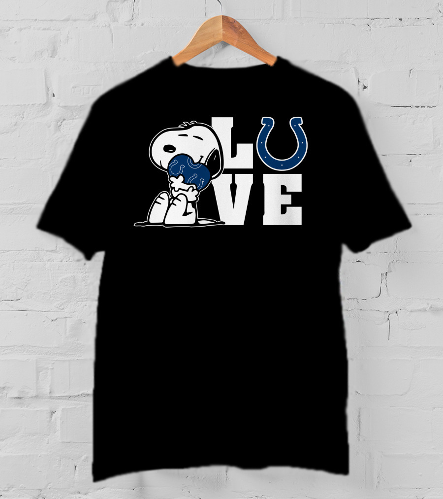Snoopy Hugging Indianapolis Colts Horseshoe Love T-Shirt