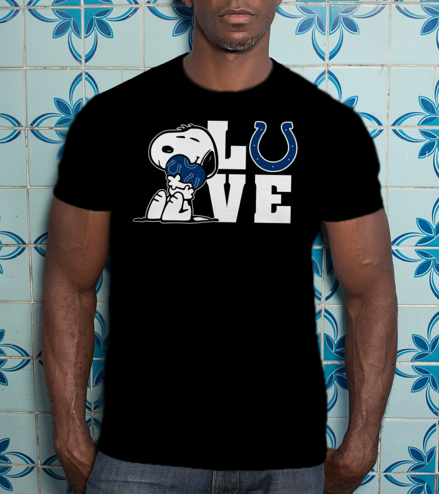 Snoopy Hugging Indianapolis Colts Horseshoe Love T-Shirt