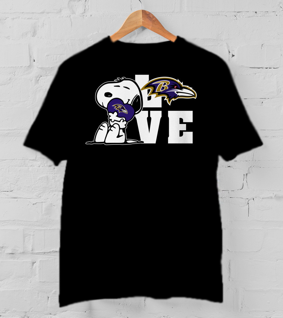 Snoopy Holding Baltimore Ravens Heart Love Ravens T-Shirt