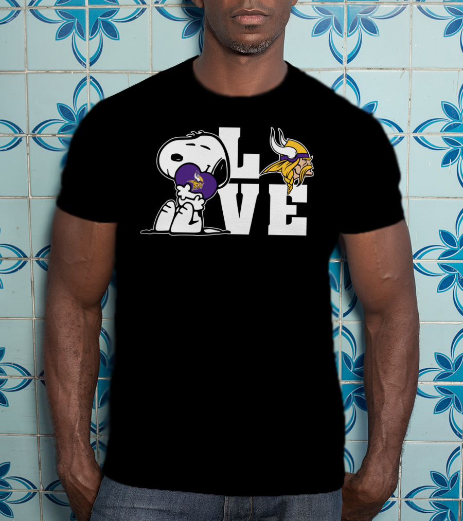 Snoopy Holding Minnesota Vikings Love Heart T-Shirt