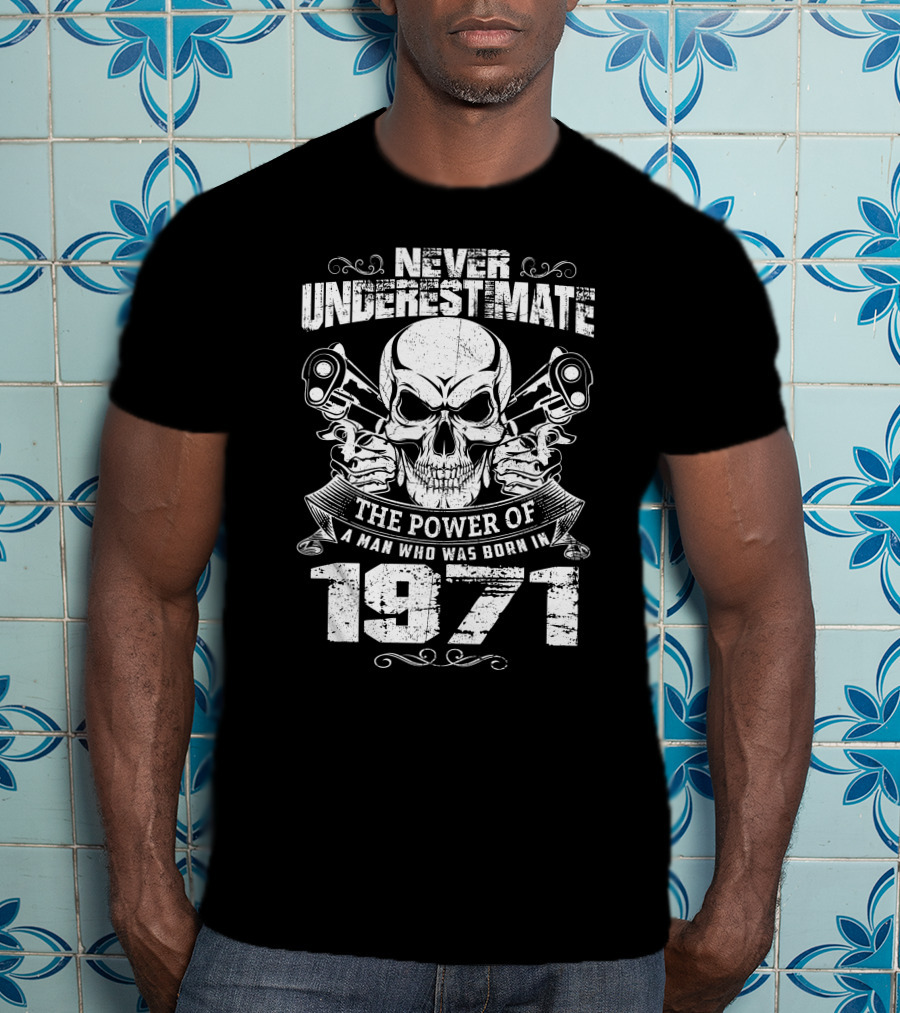 Never Underestimate The Power Of A Man Who Was Born In 1971 Skull Pistons T-Shirt