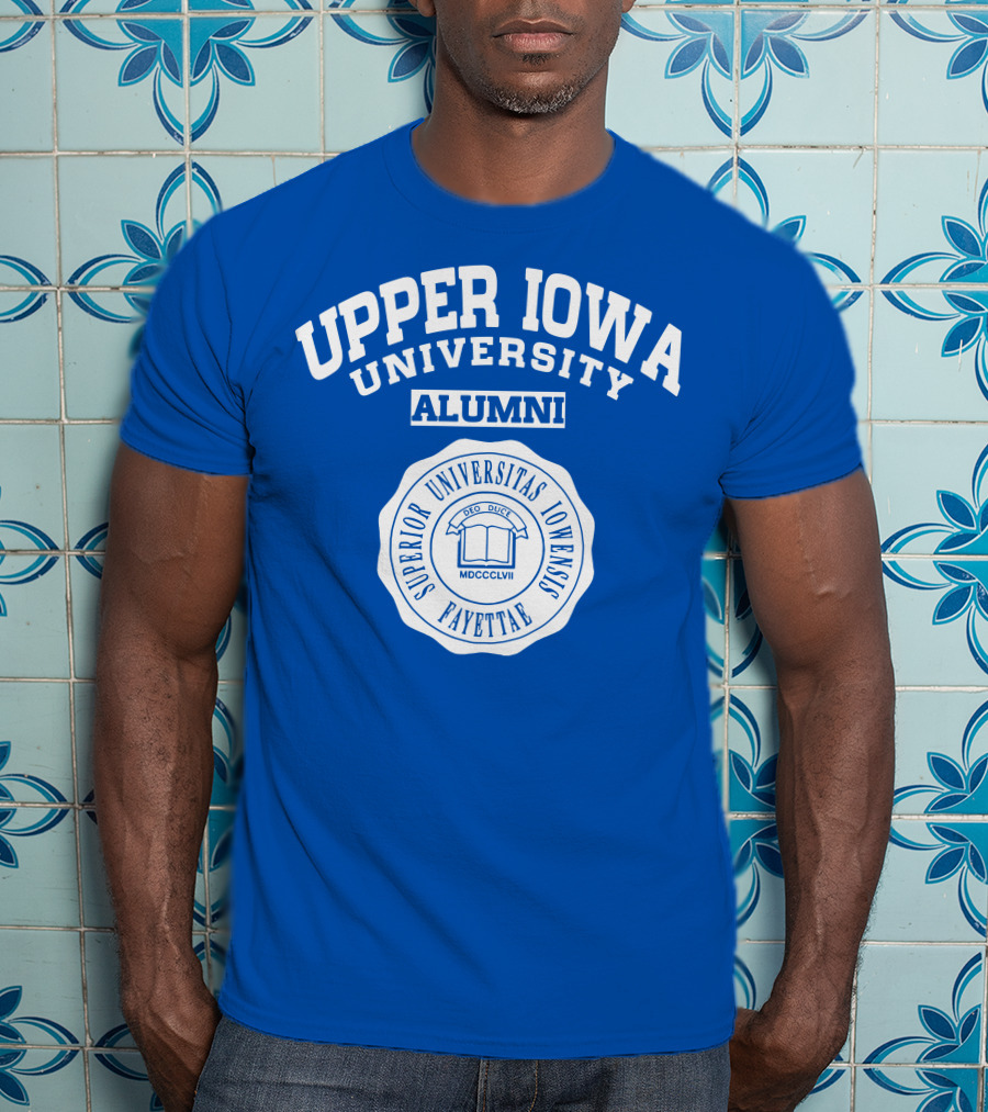 Upper Iowa University Alumni Superior Universitas Iowensis Fayette Deo Duce MDCCCLVII T-Shirt